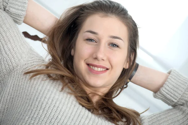 Junge lächelnde Frau mit langen Haaren entspannt — Stockfoto