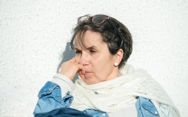 bahar güneşin orta yaşlı bir kadın portresi