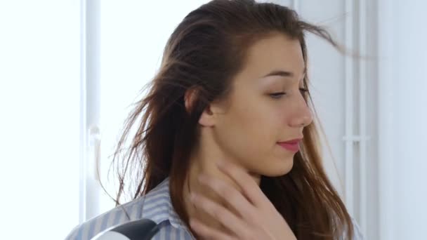 Mujer Joven Está Secando Cabello Con Secador Pelo Cámara Lenta — Vídeos de Stock