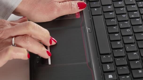 ノート パソコンのタッチパッドに触れる女性の手のクローズ アップ — ストック動画