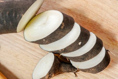 dilim ahşap tahta üzerinde siyah turp kesme