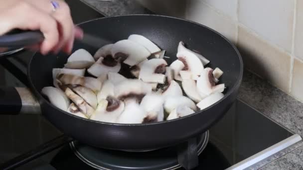 Cucinare Funghi Parigi Nella Padella — Video Stock