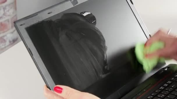 Vrouw Schoonmaken Van Het Scherm Van Laptop — Stockvideo