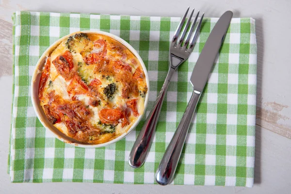 Quiche lorraine em tigela branca pequena — Fotografia de Stock