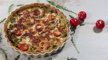 quiche Lorraine brokoli, peynir ve domates ile