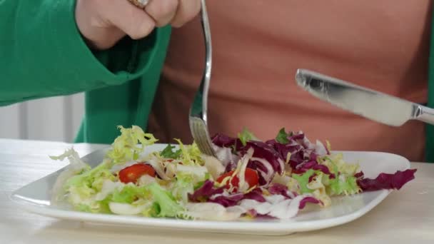 Junge Frau Isst Salat Hände Nahaufnahme — Stockvideo