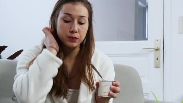 Bij Morning Jonge Vrouw Yoghurt Eten Het Drinken Van Sinaasappelsap — Stockvideo