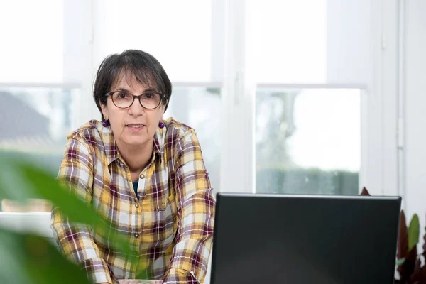 Mujer madura con camisa a cuadros en la oficina — Foto de Stock