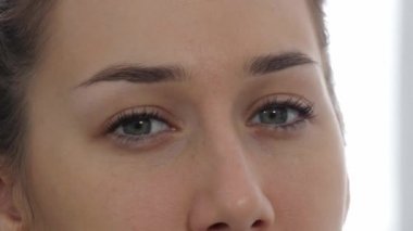 mavi gözlü genç bir kadının yakın çekim