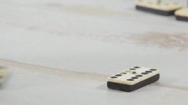 bir domino oyunu el yakın