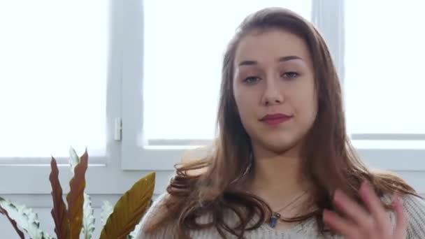 Portrét Mladé Ženy Dlouhými Vlasy — Stock video