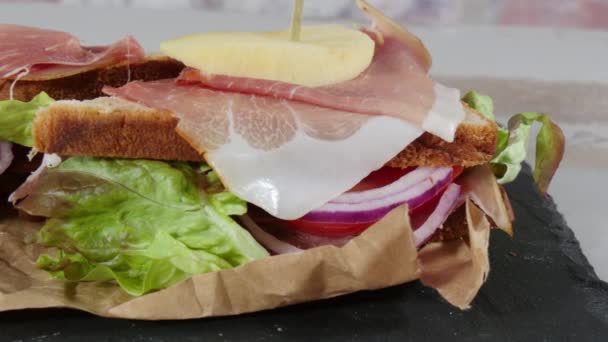 Sándwiches Con Ensalada Tomate Jamón Cebolla — Vídeos de Stock