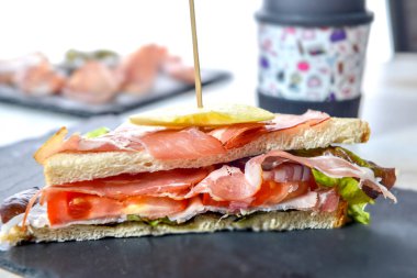 sandviç salata, domates, jambon ve soğan ile