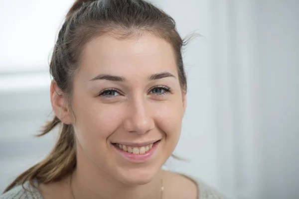 Porträt einer schönen und lächelnden jungen Frau — Stockfoto
