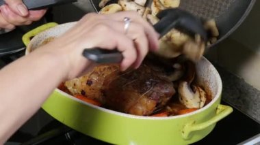 mantar ile Kızartma domuz eti yemek