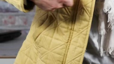 paraları bir kadının elleriyle Close-Up