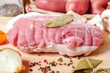 pişmemiş kızartma pork mantar ile hazırlanması
