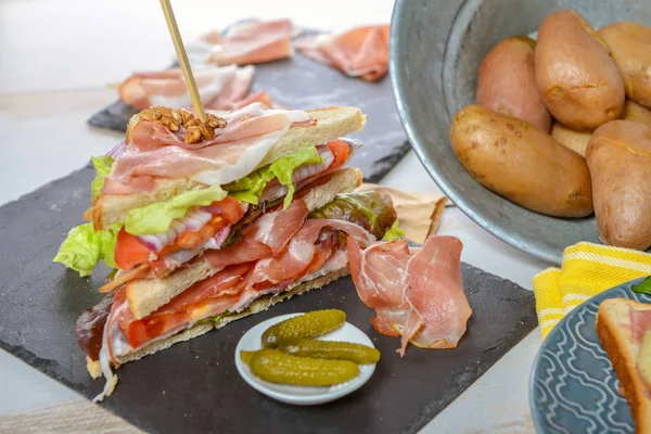 Sandwichs avec salade, tomates, jambon et oignons — Photo