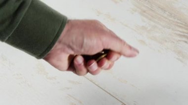 bir erkeğin ellerinin jetonlu Close-Up