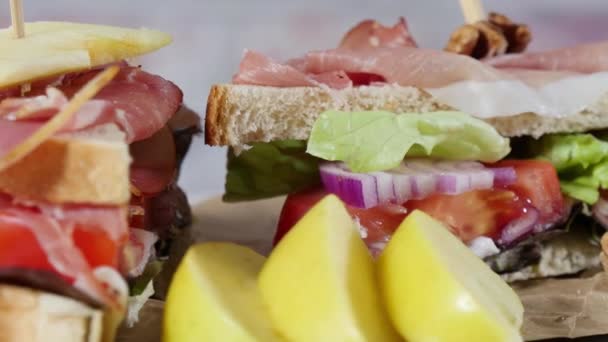 Sándwiches Con Ensalada Tomate Jamón Cebolla — Vídeos de Stock