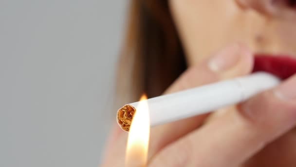 Joven Morena Mujer Enciende Cigarrillo Cámara Lenta — Vídeos de Stock