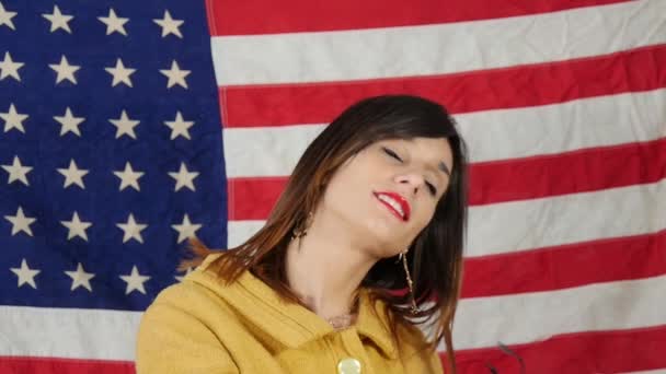 Jonge Brunette Met Blauwe Glazen Voor Een Amerikaanse Vlag Slow — Stockvideo