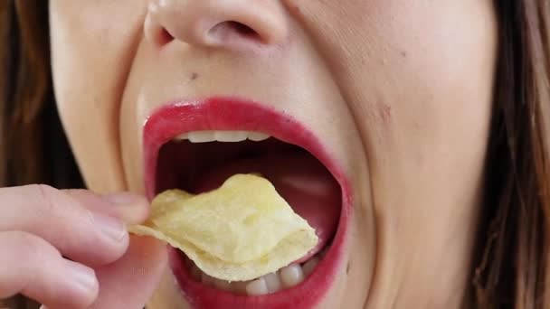 Женщина Ест Чипсы Закрывает Рот Замедленная Съемка — стоковое видео