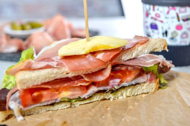 sandviç salata, domates, jambon ve soğan ile