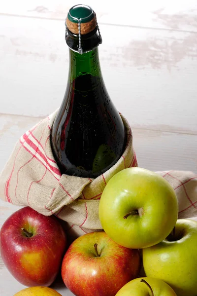Botella de sidra con manzanas amarillas y rojas —  Fotos de Stock