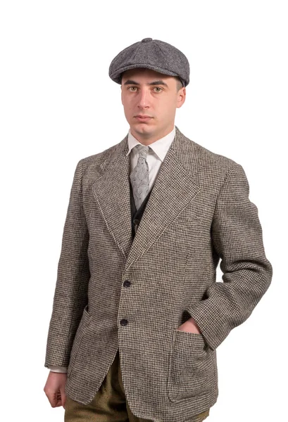 Молодий чоловік у старовинному одязі з капелюхом, стиль 1940 року — стокове фото