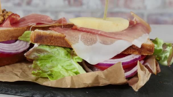 Sandwiches Mit Salat Tomaten Schinken Und Zwiebeln — Stockvideo