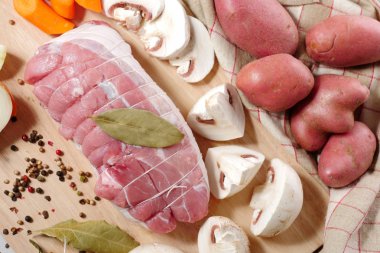 pişmemiş Kızartma domuz mantar ve potaotes hazırlanması