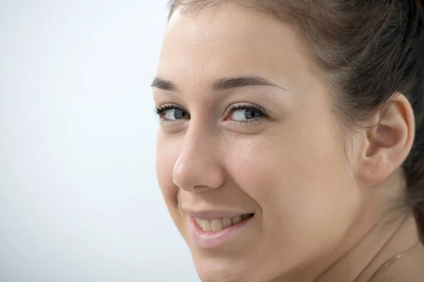 Retrato de mujer joven hermosa y sonriente — Foto de Stock