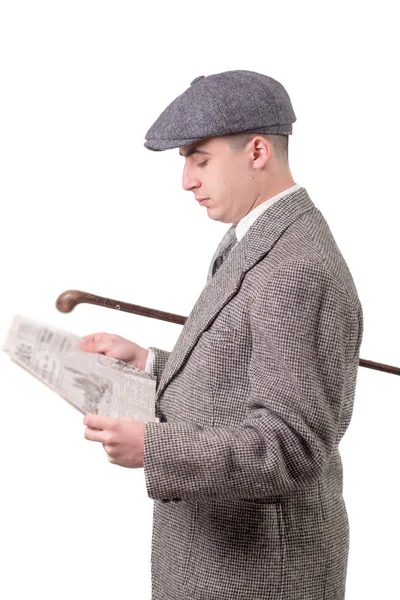 Jovem em roupas vintage com chapéu, lendo um jornal, 1940 — Fotografia de Stock