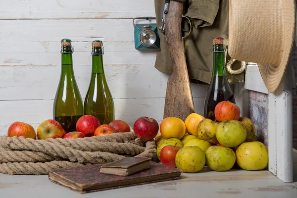 Botellas de sidra con manzanas amarillas y rojas —  Fotos de Stock