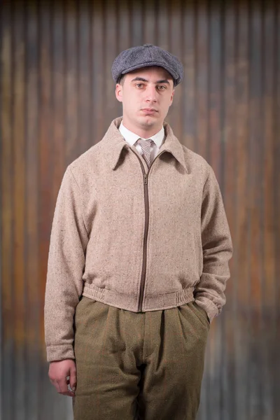 Mladý muž v oblečení s kloboukem, 1940 styl — Stock fotografie