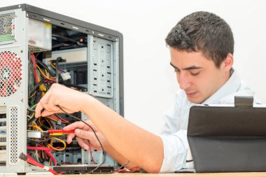 Genç teknisyen Office kırık bilgisayar üzerinde çalışan