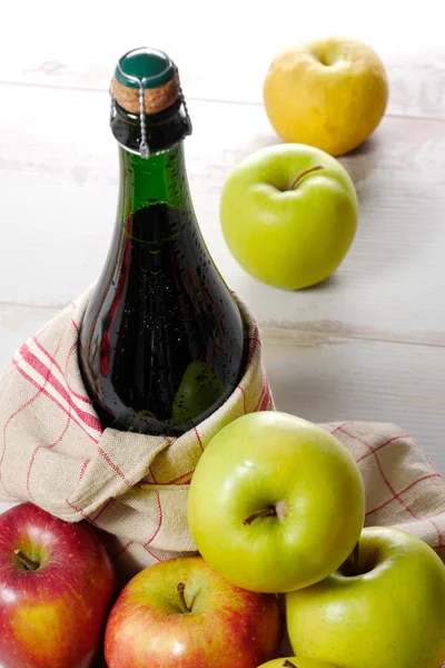 Botella de sidra con manzanas amarillas y rojas —  Fotos de Stock