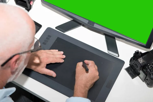 Uomo maturo che lavora con tablet grafica in ufficio — Foto Stock