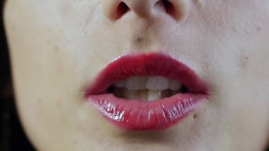 genç kadın gönderen öpücük, kadar yakın ve yavaş hareket