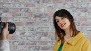 genç esmer model poz kamera seyir ve değiştirme. ağır çekim