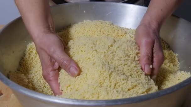 Grießzubereitung Für Couscous Zeitlupe — Stockvideo