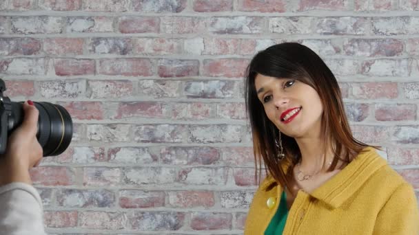 Tineri Bruneta Model Căutarea Camerei Schimbarea Pozei Mișcare Lentă — Videoclip de stoc