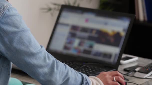 Mulher Usando Laptop Sala Estar — Vídeo de Stock