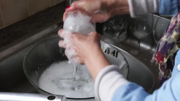 Perto Das Mãos Uma Mulher Lavando Pratos — Vídeo de Stock