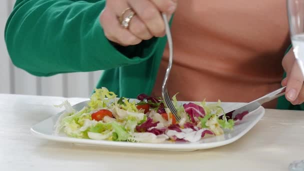 Ung Kvinna Äta Sallad Nära Håll Händer — Stockvideo