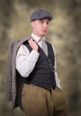 şapkalı, 1940 tarzı vintage giysili genç adam
