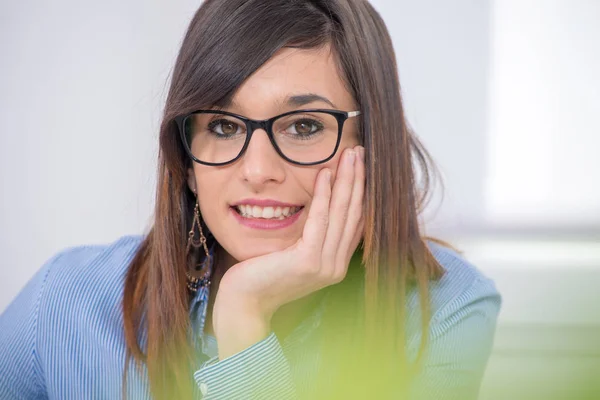 Bella giovane donna bruna con gli occhiali — Foto Stock