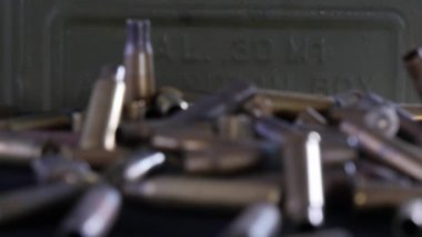 Madde işaretleri, cephane, siyah bir masanın üzerine yerleştirilen