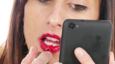 ruj ve usinge bir ayna olarak telefon koyarak kadın